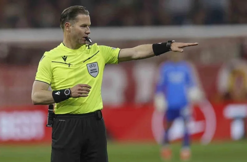 Referee Danny Makkelie