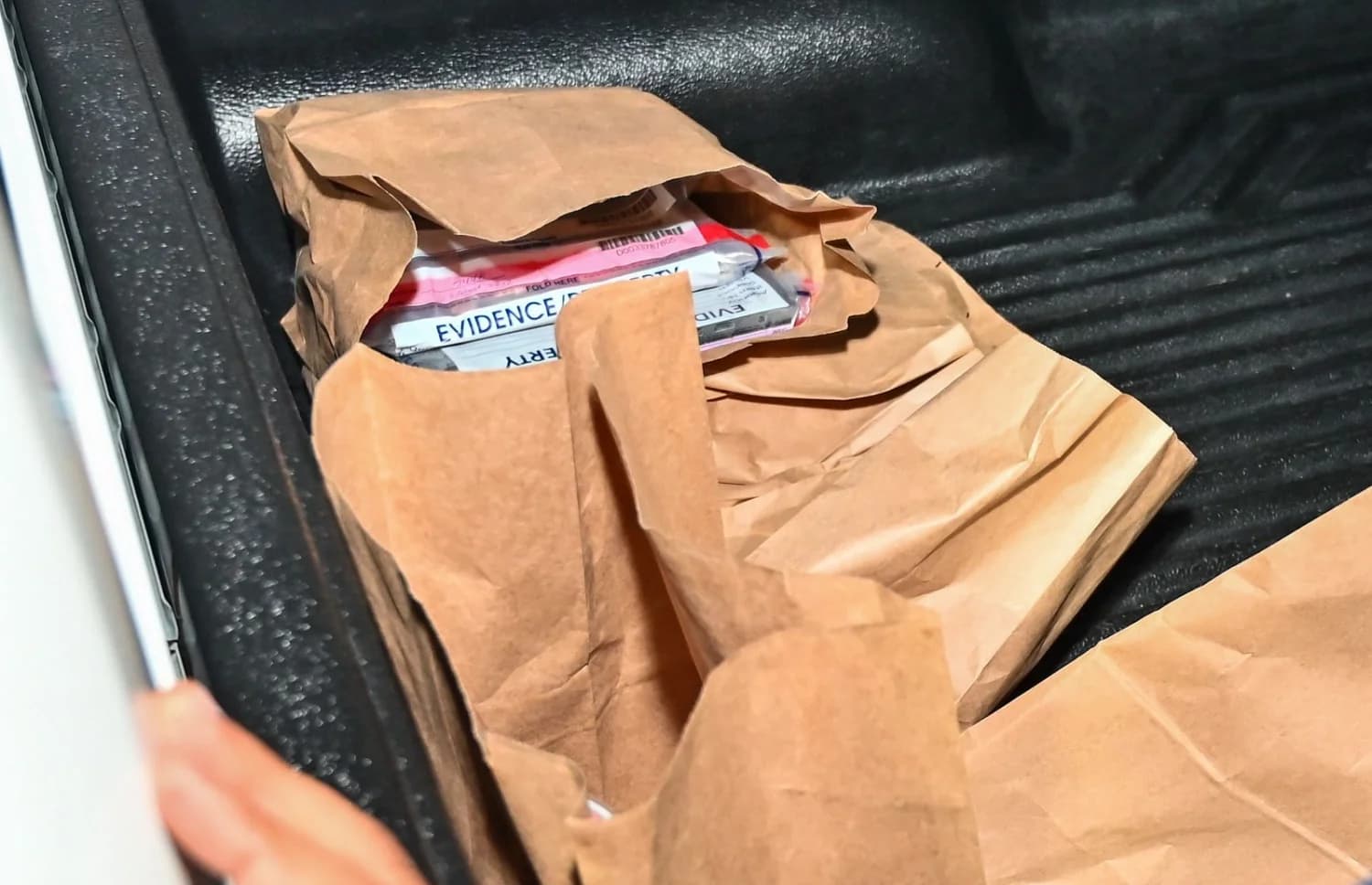 އަދަދު" ގެ އޮފީސް ފާސްކުރުމަށް ފަހު ފުލުހުން ގެންދިޔަ ތަކެތި